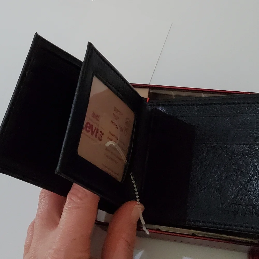 🤩Brand New in box Levi's black leather wallet